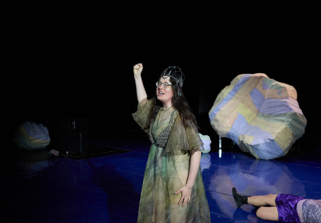 Tristan (und Isolde) – Münchner Kammerspiele – Nele Jahnke überträgt Lieben und Leiden des berühmten Paares in viele Sprachen