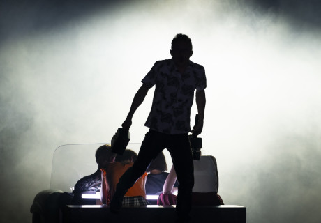 Trommeln in der Nacht – Schauspielhaus Bochum – Felicitas Brucker versetzt Brechts frühes Stück ins Heute und verschiebt den Fokus feministisch