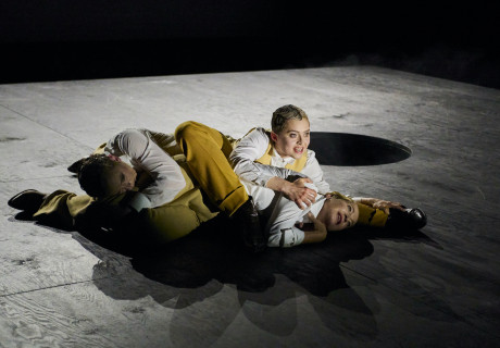 Trophäe – Bühnen Bern – Roger Vontobel bringt den Großwildjagd-Roman von Gaea Schoeters als Fiebertraum auf die Bühne