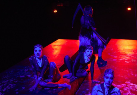 Tuntschi. Eine Häutung – Bühnen Bern – Sara Ostertag und Wiener Grippe / KW77 betreiben Satire mit der Alpensaga