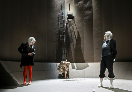 Der Turm – Residenztheater München – Nora Schlocker fragt mit Hugo von Hofmannsthal, worauf Macht gründet