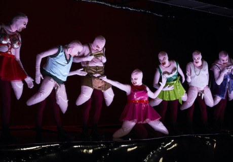 Übergewicht, unwichtig: Unform – Staatstheater Nürnberg – Rieke Süßkow findet für Werner Schwabs fordernden Theatertext eine stimmige inszenatorische Form