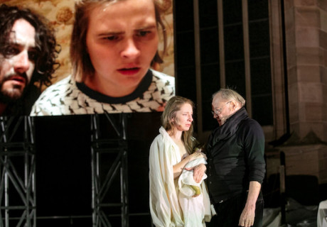 Überwältigung – Nibelungenfestspiele Worms – Lilja Rupprechts und Thomas Melles Star-besetzte Inszenierung will den Nibelungenstoff auf den Prüfstand stellen