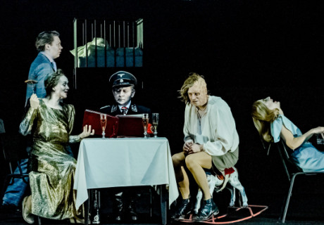 Die Übriggebliebenen – Karin Henkel baut sich einen Thomas-Bernhard-Horrorfamilien-Abend am Deutschen Schauspielhaus Hamburg