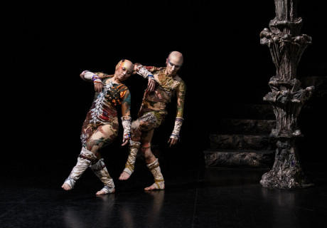 Último Helecho – ImPulstanz Wien – Eine collagierte Oper der Künstlerin Nina Laisné und des Choreografen François Chaignaud