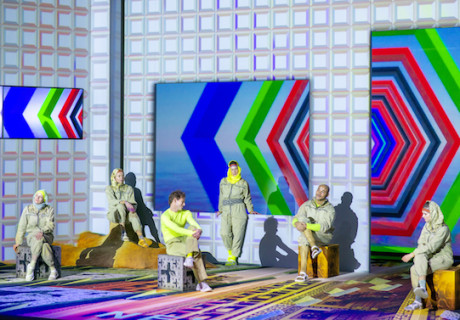 Ultraworld – Volksbühne Berlin – Susanne Kennedy und Markus Selg entdecken Schimmer der Ironie in ihrem transhumanistischen Theaterprojekt