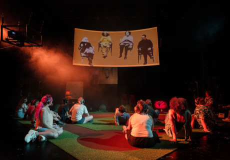 Unauthorized und Unverschämt – Nationaltheater Mannheim – Simone Dede Ayivi und Kompliz*innen schreiben Geschichte neu