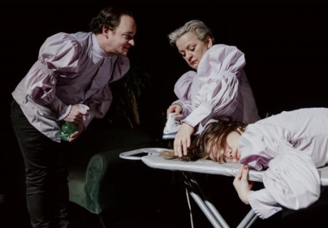Urfaust/FaustIn and out – Volkstheater Wien – Bérénice Hebenstreit inszeniert ein Zusammentreffen von Goethes (Ur)Faust-Original und Elfriede Jelineks Sekundärdrama