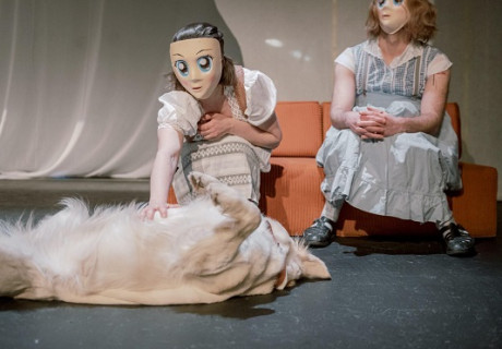 Ur-Heidi. Eine Heim-Suchung – Ringlokschuppen Mülheim – Das Theater-Kollektiv KGI befragt anhand der Heidi-Geschichte familiäres Schweigen über die Nazi-Zeit