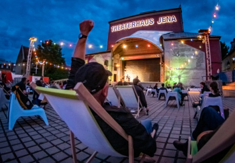 Wie die Rechtsparteien mit Kürzungsanträgen und Drohungen die Kultur attackieren – Beispiele aus Ostdeutschland