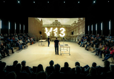 V13. Die Terroranschläge in Paris – Schauspiel Köln – Stephan Kimmig bringt den Gerichtsreport von Emmanuel Carrère auf die Bühne