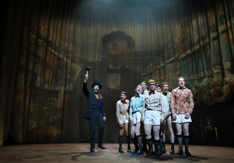 Valentiniade – Münchner Residenztheater – Claudia Bauer gelingt ein bemerkenswertes Kunststück und nimmt dem Karl-Valentin-Kult alles Kultige