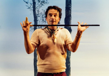 Vanya – Komödie am Kurfürstendamm – Felix Bachmann inszeniert Simon Stephens' Tschechow-Update als Solo mit Oliver Mommsen