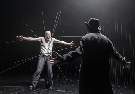 Die Vaterlosen – Münchner Kammerspiele – Jette Steckel macht aus Anton Tschechows Frühwerk ein opulentes Meta-Spektakel mit Joachim Meyerhoff