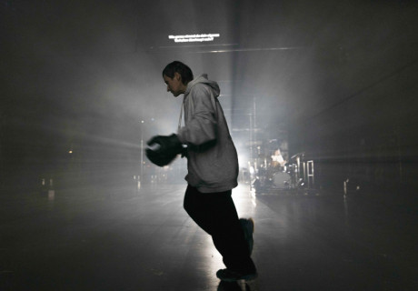 Verbundensein – Theater Bremen – Regisseur Alexander Giesche verwandelt Kae Tempests Essay in Performancetheater mit Nadine Geyersbach im Zentrum