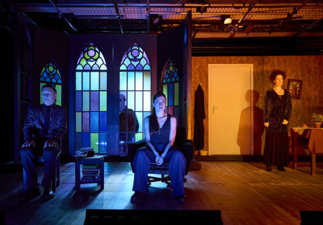 Verräter – Landestheater Linz – Anna-Katharina Wurz inszeniert die Uraufführung des neuen Stücks von Lisa Wentz über den Umgang mit Homosexualität in einem Tiroler Dorf