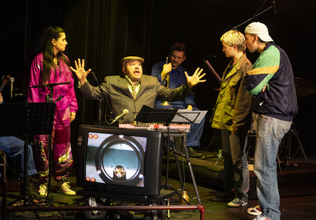 Die verschissene Zeit – Kosmos-Theater Wien – Eine Teenager-Reise in die Jugoslawienkriege der 1990er nach dem Roman von Barbi Marković