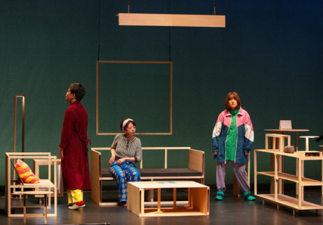 Verwandlung eines Wohnzimmers – Wiener Festwochen – Toshiki Okada und der Komponist Dai Fujikura zeigen den letzten Umzug der Menschheit als Musiktheater