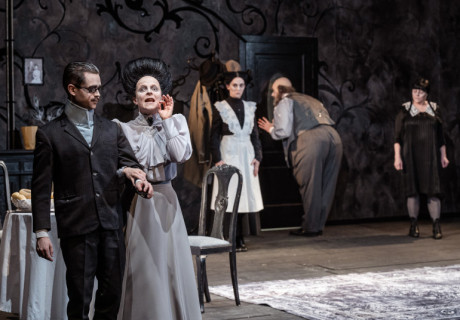 Die Verwandlung – Deutsches Theater Göttingen – Philipp Löhle schreibt Kafkas Klassiker als rasante Familien-Horrorkomödie neu