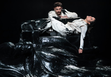 Die Verwandlung – Thalia Theater Hamburg – Burhan Qurbani überschreibt Kafka als beunruhigende Zeitdiagnostik