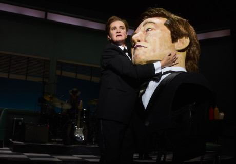 Very Rich Angels – Münchner Kammerspiele – Madame Nielsen und Christian Lollike schicken Bill Gates, Elon Musk und Mark Zuckerberg ins All