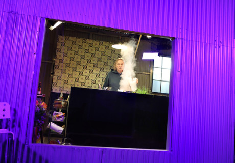 Viel gut essen – Schauspielhaus Bochum – Anna Stiepani verfilmt Sibylle Bergs Stück als Dialog eines Einsamen mit sich selbst