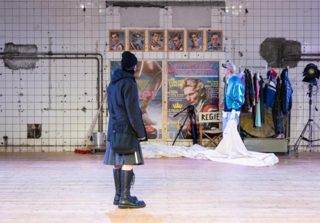 Vier Piloten – Schauspielhaus Bochum – Juli Mahid Carly inszeniert ein wunderbar direktes und mit Jugendlichen erabeitetes Coming-of-Age-Stück 