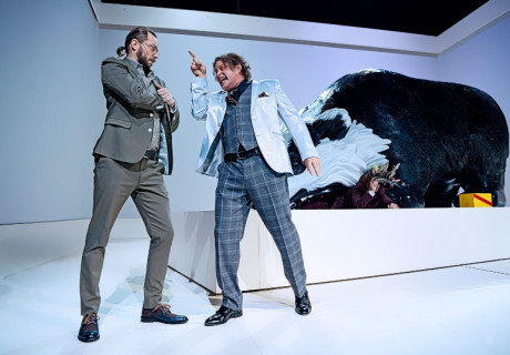 Villa Alfons – Staatstheater Mainz – David Gieselmann und Christian Brey inszenieren den Wirecard-Skandal als Schauspielspektakel mit einem Touch Musical