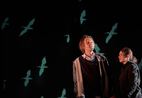 Vögel – Burgtheater Wien – Von der Versöhnung der Gegensätze träumt Autor Wajdi Mouawad und Regisseur Itay Tiran folgt dem Gang der Geschehnisse