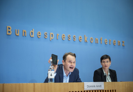 Ein Volksbürger – Haus der Bundespressekonferenz Berlin – Nico and the Navigators updaten mit Fabian Hinrichs die Farce von Maximilian Steinbeis
