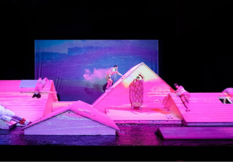 Eine Volksfeindin – Nationaltheater Mannheim – Katrin Plötner und Şeyda Kurt spitzen Henrik Ibsen zu