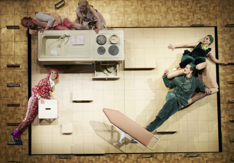 Volksvernichtung oder meine Leber ist sinnlos – Burgtheater Wien – Fritzi Wartenberg inszeniert Werner Schwabs Radikalkomödie mit hyperrealistischer Stilisierung