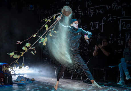 Von allen Geistern – Kunstfest Weimar – Theresia Walser lässt in ihrem neuen Stück eine Geschichtslehrerin an den politischen Verhältnissen scheitern