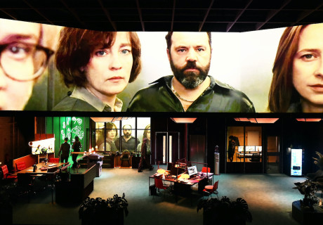 WoW - Word on Wirecard – Münchner Kammerspiele – Anka Herbut und Łukasz Twarkowski mischen ein Recherchestück über den Wirecard-Betrug mit der Debatte über virtuelle Realitäten