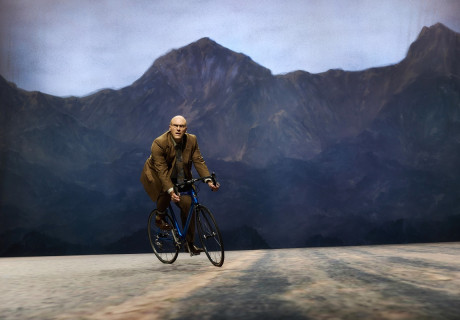 Wachse oder weiche – Münchner Kammerspiele – Kabarettist Maximilian Schafroth kippt in seiner ersten Theaterarbeit einen Acker auf die Bühne