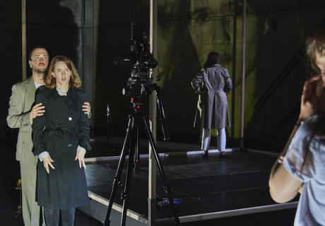 Was Nina wusste – Deutsches Schauspielhaus Hamburg – Dušan David Pařízek inszeniert David Grossmans Romanvorlage leicht und mit filmischen Mitteln