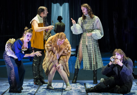 Was ihr wollt – Berliner Ensemble – Antú Romero Nunes zieht mit Shakespeare (fast) alle Komödienregister