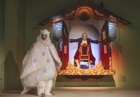 Weishaupt und die Gespenster – Stadttheater Ingolstadt – Theresa Thomasberger inszeniert die Uraufführung von Björn SC Deigners 