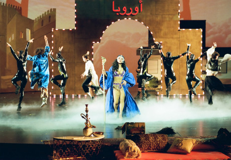 Weiße Witwe – Volksbühne am Rosa-Luxemburg-Platz Berlin – Die Filmemacherin Kurdwin Ayub erzählt krude von der Faszination des Westens an totalitären Spielarten des Islam