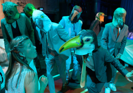 Welcome to Paradise Lost – Kunstfest Weimar – Andrea Moses inszeniert Falk Richters Weltende-Beschwörung als Musiktheater