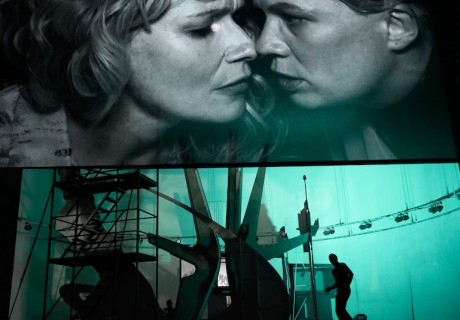 Weltall Erde Mensch – Deutsches Theater Berlin – Zum Start unter neuer Intendanz inszeniert Regisseur Alexander Eisenach ein Raum-Zeit-Diskurs-Spektakel