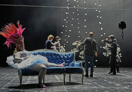 Wer immer hofft, stirbt singend – Münchner Kammerspiele – Jan-Christoph Gockels Abend nach Motiven von Alexander Kluge 