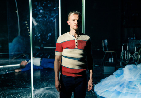 Wer hat meinen Vater umgebracht – Schauspiel Frankfurt – Lisa Nielebock blickt mit Édouard Louis auf die Arbeiterklasse