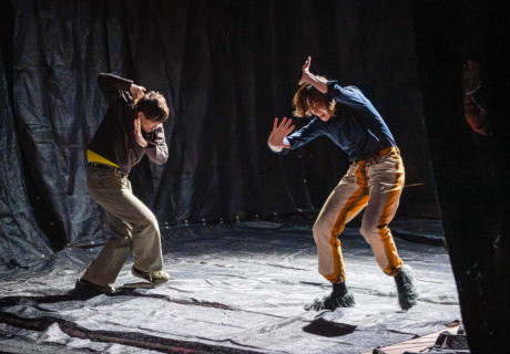 Wer nicht gegen sich selbst denkt, denkt überhaupt nicht. Abwesenheitserfahrungen – TD Berlin – Malte Schlösser greift in die Pollesch-Trickkiste