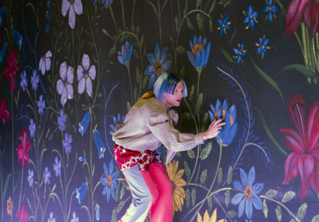 Werther. Ein theatralischer Leichtsinn – Residenztheater München – Elsa-Sophie Jach gewinnt aus Goethes Briefroman und Texten von Karoline von Günderrode die One-Man-Show eines Emo-Helden