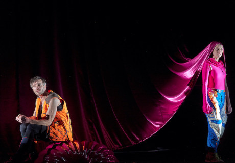 Wie es euch gefällt – Burgtheater Wien – Tina Lanik setzt Shakespeare genderfluid und mit einem österreichischen Teenie-Star in Szene