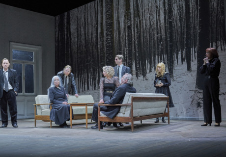 Drei Winter – Burgtheater Wien –  Martin Kušej bringt die Familiensaga der kroatischen Dramatikerin Tena Štivičić als großes und beziehungsreiches Ensemblestück auf die Bühne