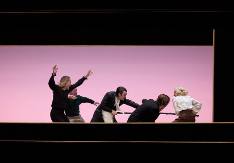 Wokey Wokey – Münchner Kammerspiele – In Nora Abdel-Maksouds neuester Satire reitet ein Filmteam auf der Backlash-Welle