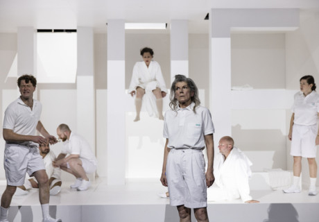 Wolken.Heim. / Rechnitz (Der Würgeengel) / Das schweigende Mädchen – Staatstheater Nürnberg – Jan Philipp Gloger inszeniert drei Stücke von Elfriede Jelinek als großes Geschichtsbewältigungs-Triptychon