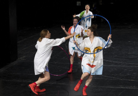 Zorro und Wonder Woman – Staatstheater Cottbus – Antonio Latella und Federico Bellini erzählen von Wahrheit, Gerechtigkeit und der Unmöglichkeit, diese Themen zu verhandeln